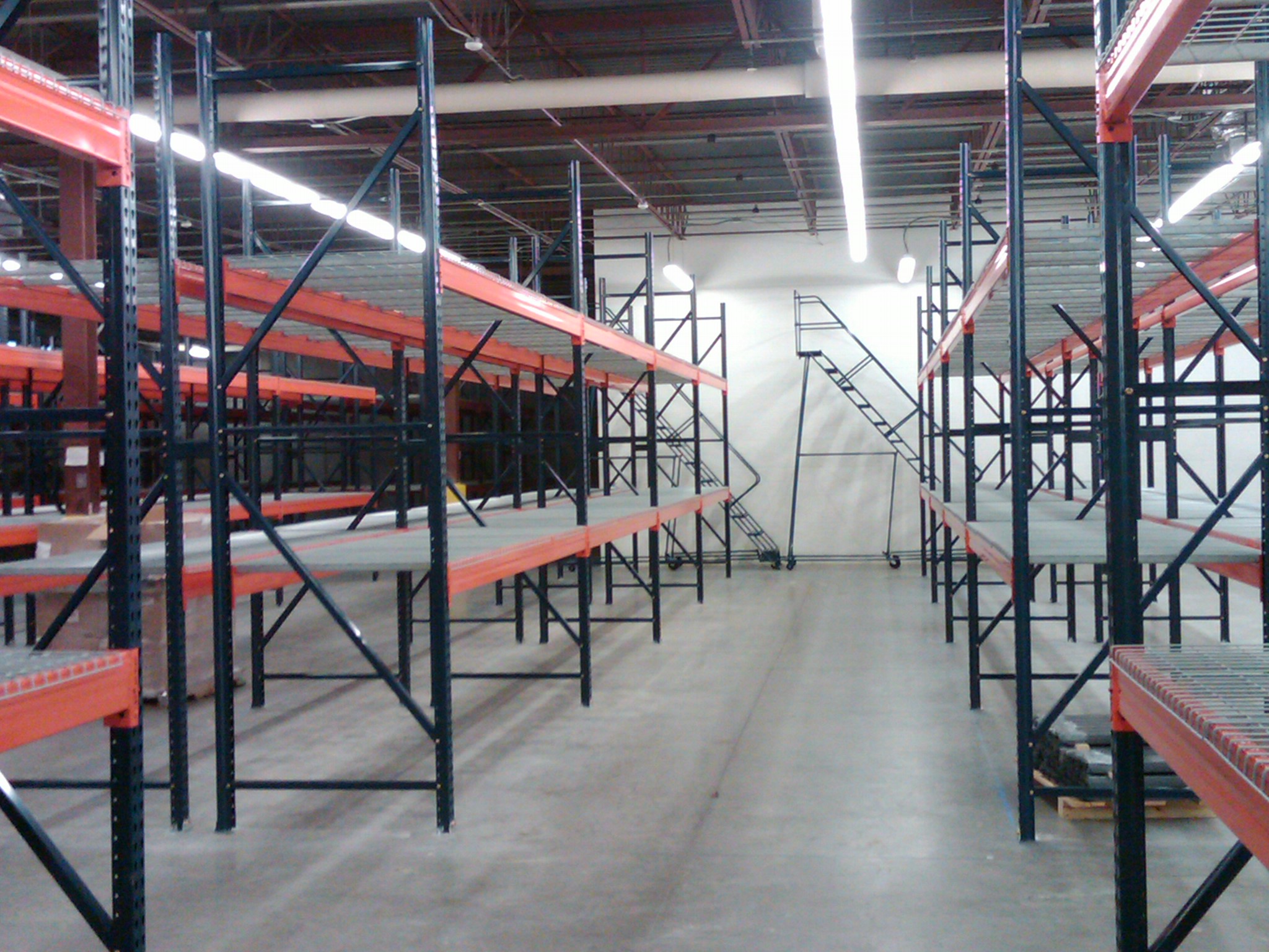 Pallet Rack and Wire Decking Installation and Breakdown